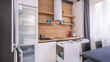 Frigorifero, microonde, forno, piano cottura