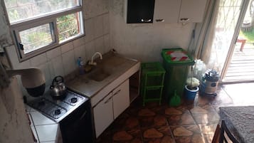Micro-ondas, fogão, cafeteira/chaleira, chaleira elétrica