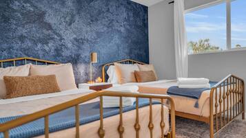 3 makuuhuonetta, työpöytä, silitysrauta/-lauta, vauvan matkasänky