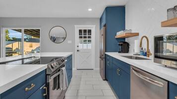 Jääkaappi, mikroaaltouuni, uuni, liesi