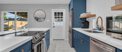 Réfrigérateur, micro-ondes, four, plaque de cuisson