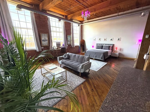 Downtown: Neo-Deco Industrial Loft