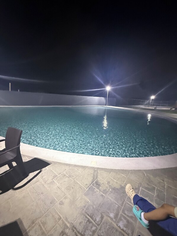 Una piscina al aire libre