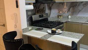 Kühlschrank, Mikrowelle, Ofen, Herdplatte