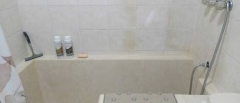 Dusche, Haartrockner, Handtücher, Seife