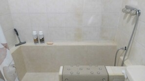 تجهيزات دش، مجففات شعر، مناشف، صابون