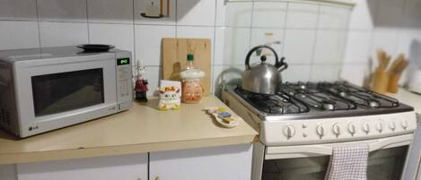 Mikroaaltouuni, uuni, liesi