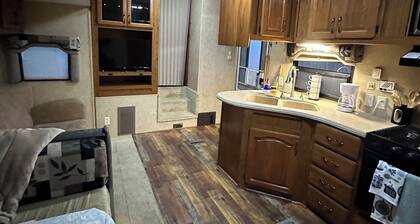 Lovely RV with AC in charming Cleburne