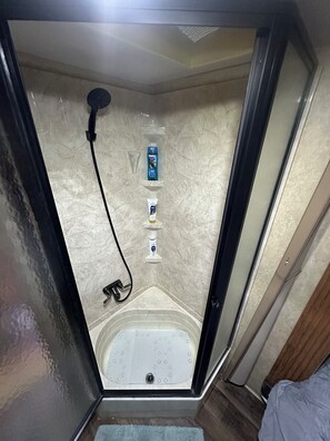 Towels, soap, toilet paper - Lovely RV with AC in charming Cleburne (Cleburne)