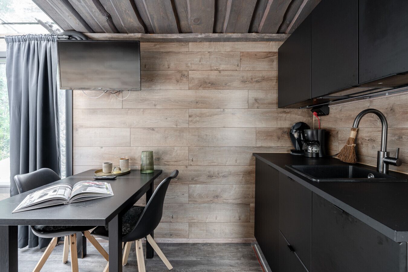 電子レンジ、コーヒー / ティーメーカー、調理器具と食器、ダイニングテーブル