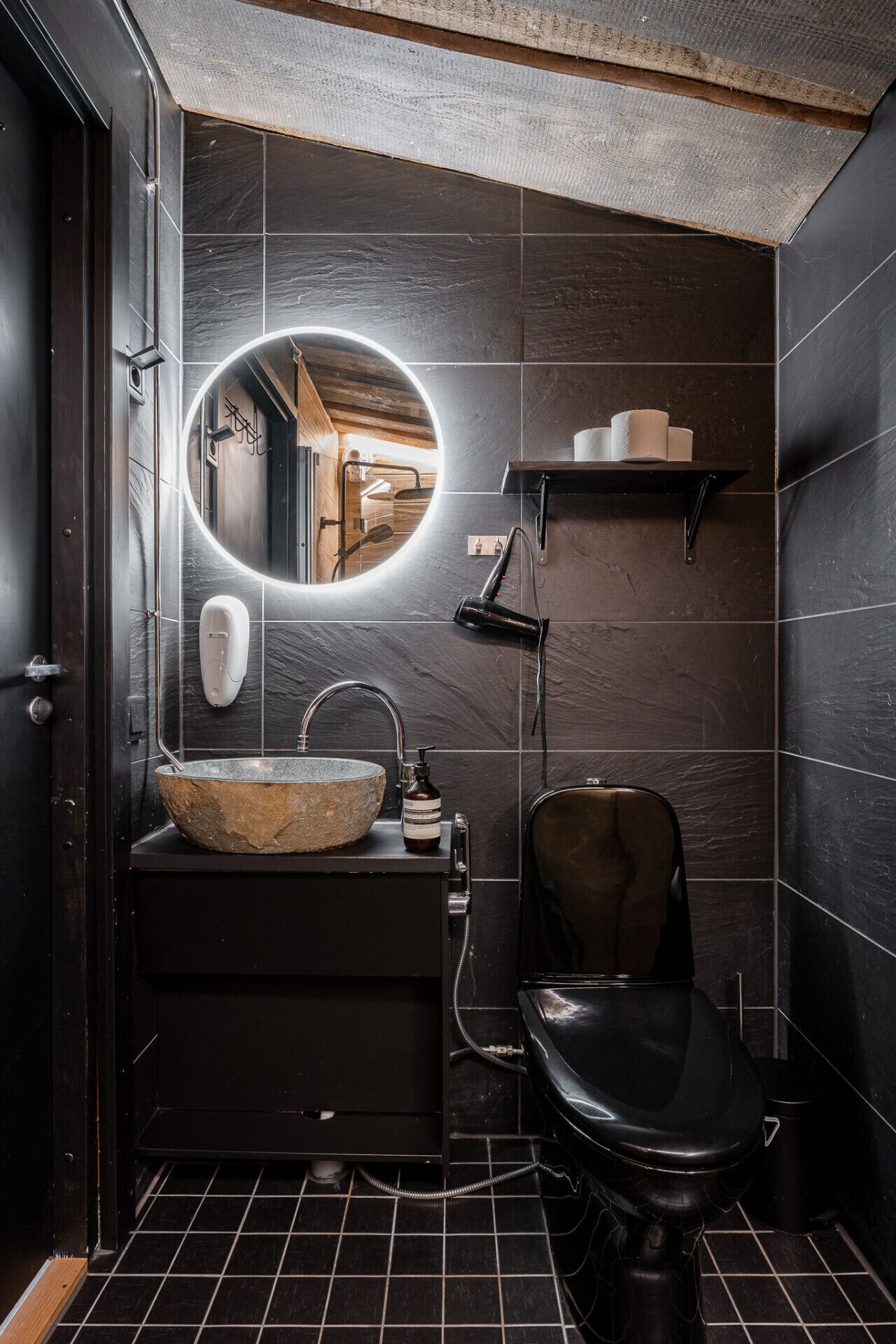 Sèche-cheveux, serviettes fournies