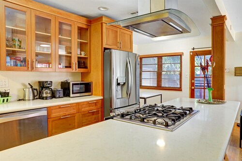 Prime Location: 15 Min to Universal, Pet-Friendly, Free Parking & WiFi