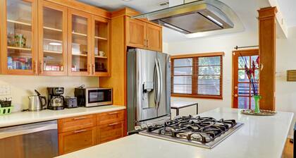 Prime Location: 15 Min to Universal, Pet-Friendly, Free Parking & WiFi