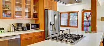 Prime Location: 15 Min to Universal, Pet-Friendly, Free Parking & WiFi