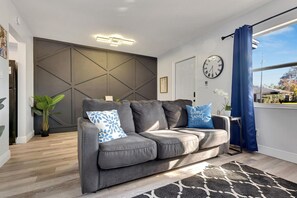 TV - Modern 1 Bed / 1 Bath Condo in South Tampa Near Gandy Blvd (Tampa)