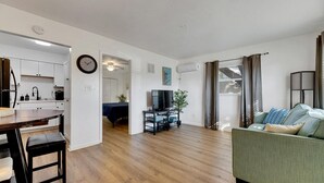Un appartamento moderno con cucina, zona pranzo, soggiorno e un balcone.