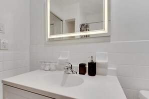 Secador de cabelo, toalhas de banho