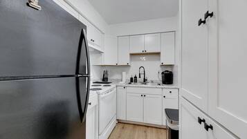 Kylskåp, mikrovågsugn, ugn och spishäll