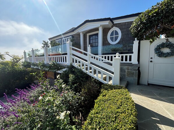 Exterior - Lovely 1-bedroom Laguna Beach Suite, just a short stroll to Crescent Bay (Laguna Beach)