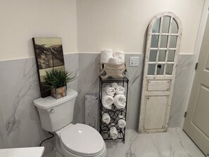 Douche, serviettes fournies, savon, papier toilette