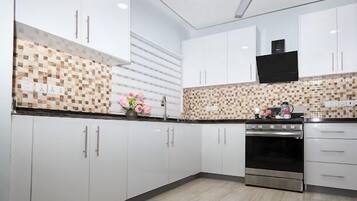 Refrigerador, microondas, parrilla de estufa y tetera eléctrica