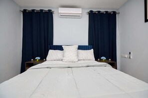 2 chambres, coffres-forts dans les chambres, fer et planche à repasser