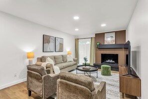 Een smart-tv en een open haard