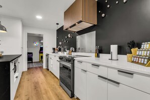 Een koelkast, een magnetron, een oven, een kookplaat