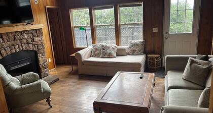 AVL Private Retreat Cabin with hot tub on private wooded property