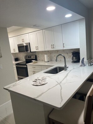 Private kitchen - 3-bedroom Deluxe Condo at luxury resort with waterpark near theme parks (Kissimmee)