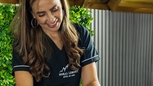 A person receiving a massage in a room with wooden beams and green plants. - Hotel Noral Lemont (Copacabana)
