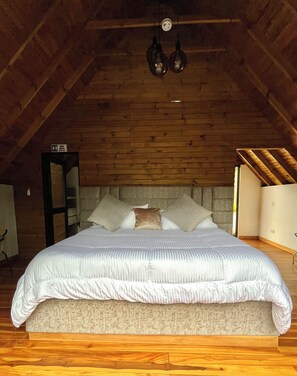 A room with a bed, wooden beams, and a ceiling light fixture. - Hotel Noral Lemont (Copacabana)