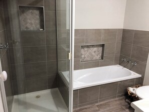Douche, séchoir à cheveux, serviettes fournies, savon