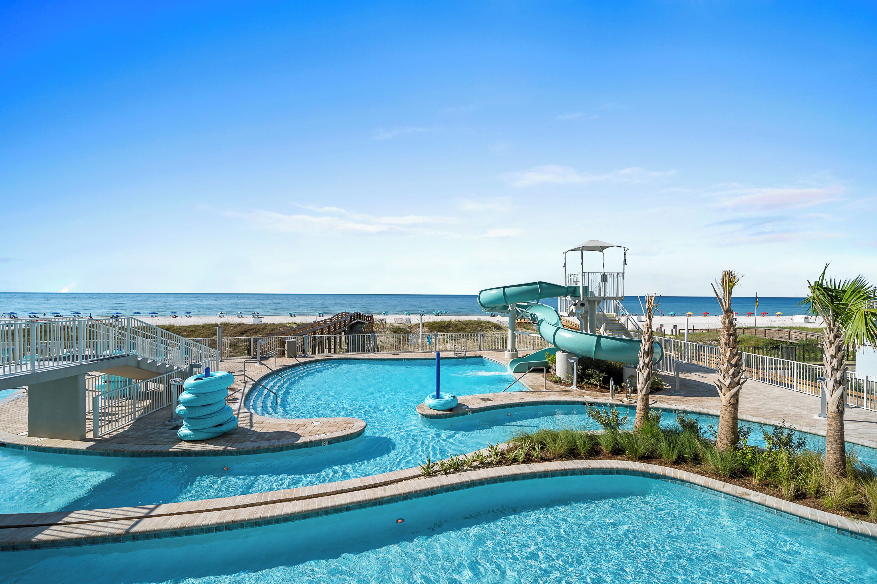 Innendørsbasseng og et oppvarmet basseng