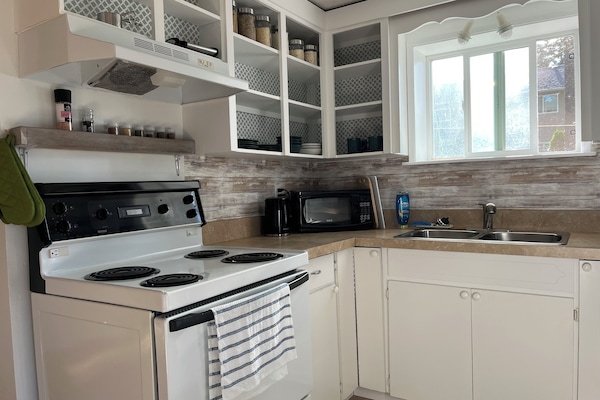 Réfrigérateur, micro-ondes, four, plaque de cuisson