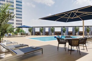 Una piscina al aire libre, camas de piscina gratis, sombrillas