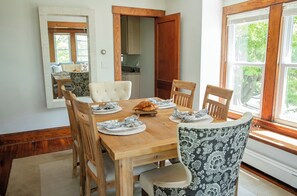 Dining - Downtown 2br/1ba apartment -- free parking, outdoor patio & walk everywhere (Milford)