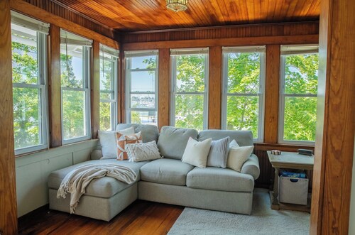 Downtown 2br/1ba apartment -- free parking, outdoor patio & walk everywhere