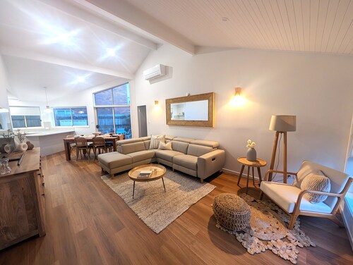 Villa Salina Forster - 1 Minute walk to the golden sands of One Mile Beach