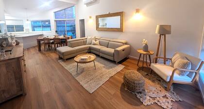 Villa Salina Forster - 1 Minute walk to the golden sands of One Mile Beach