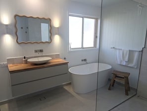 Suihku, hiustenkuivaaja, pyyhkeet, saippua