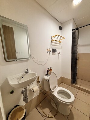 Hair dryer, towels, soap, toilet paper - Charming studio type condo in Terrific Trece Martires City with AC (Trece Martires City)