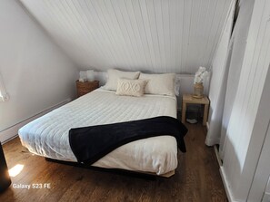 3 bedrooms, iron/ironing board, internet, bed sheets