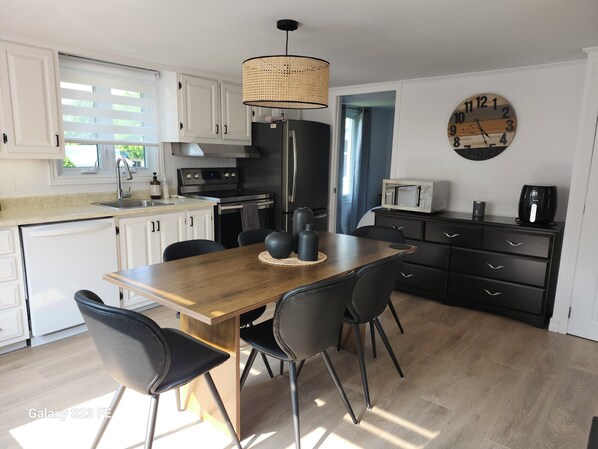 Micro-ondes, four, plaque de cuisson, lave-vaisselle