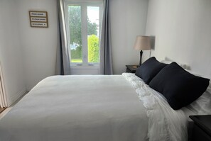 3 bedrooms, iron/ironing board, internet, bed sheets