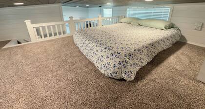 Wine country tiny home next to Luckenbach in upscale resort full of amenities!!!
