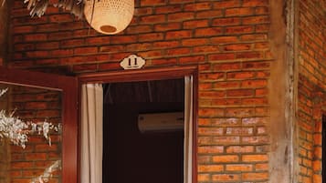 Escritorio, cortinas blackout y tabla de planchar con plancha