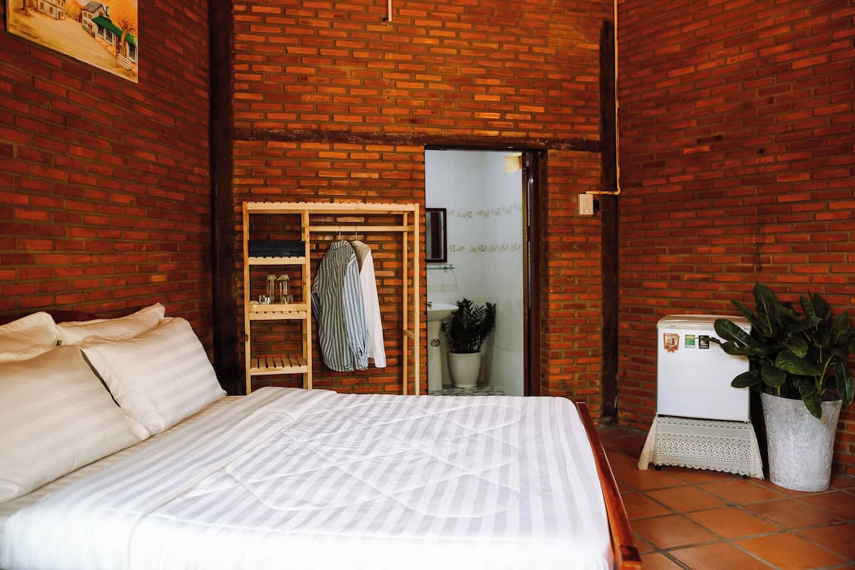 Bungalow, 1 Queen Bed, Non Smoking, Garden View | Desk, blackout drapes, iron/ironing board, free WiFi