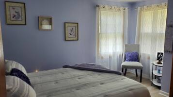 3 habitaciones, escritorio y tabla de planchar con plancha