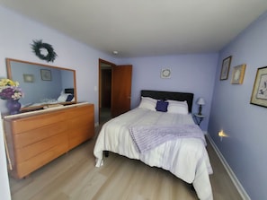3 habitaciones, escritorio y tabla de planchar con plancha 